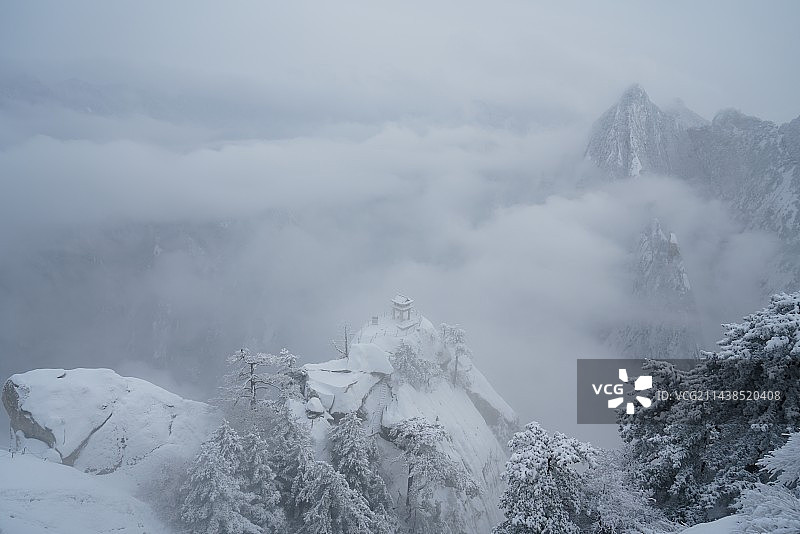 冬天华山的雪景：山岩、松树、建筑图片素材
