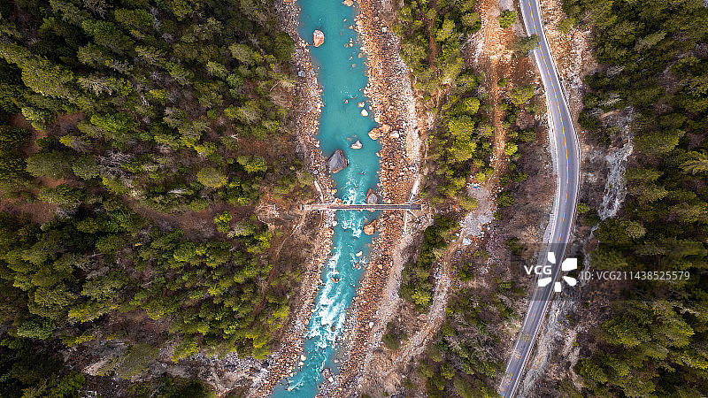 帕隆藏布江与318国道航拍图片素材