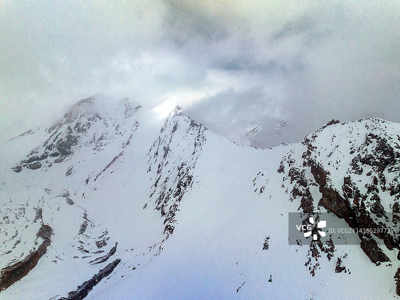 航拍四川阿坝松潘县岷山山脉雪山群峰图片素材