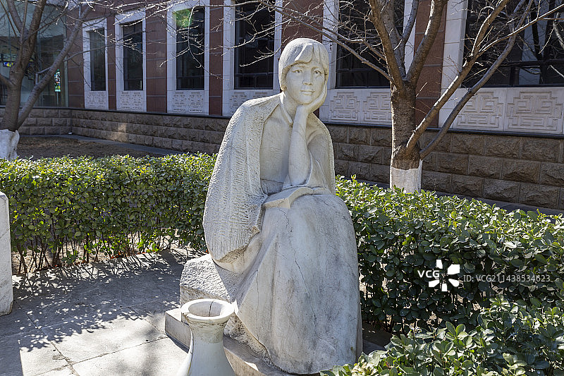 中国现代文学馆：冰心雕像（（原名谢婉莹，中国诗人，现代作家、翻译家、儿童文学作家、散文家）图片素材