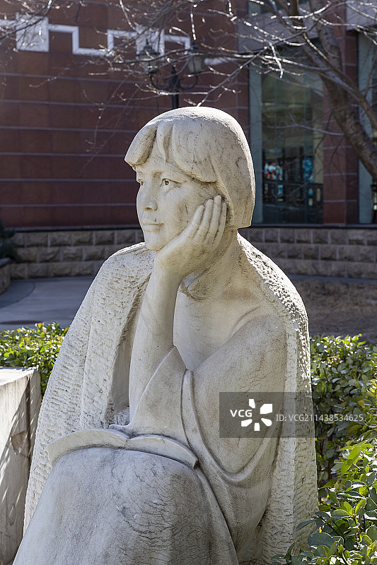 中国现代文学馆：冰心雕像（（原名谢婉莹，中国诗人，现代作家、翻译家、儿童文学作家、散文家）图片素材