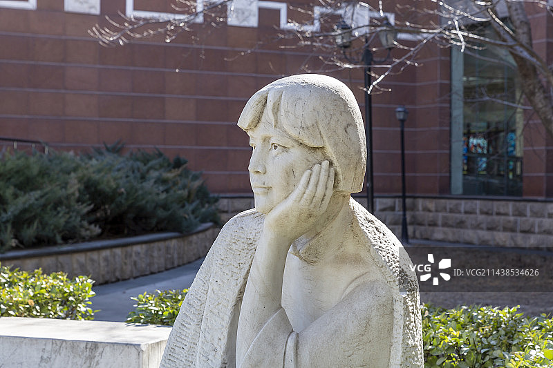 中国现代文学馆：冰心雕像（（原名谢婉莹，中国诗人，现代作家、翻译家、儿童文学作家、散文家）图片素材