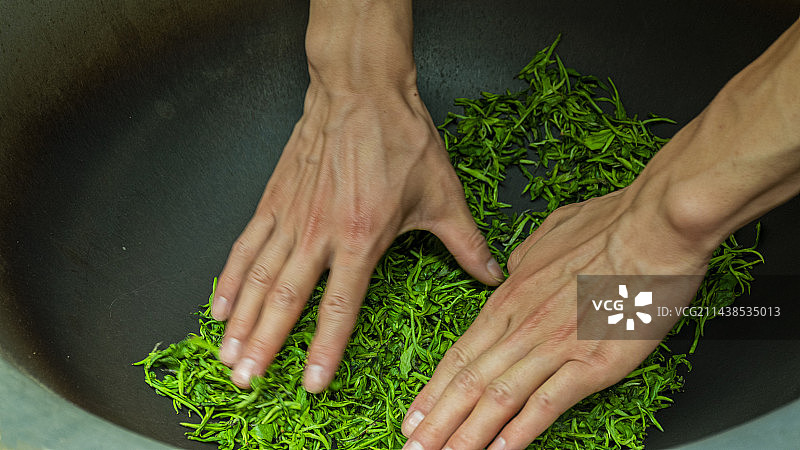 手工炒茶图片素材