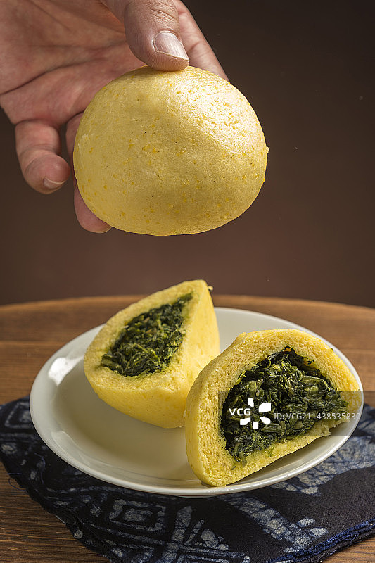 健康食品玉米面菜团子特写木桌面背景图片素材