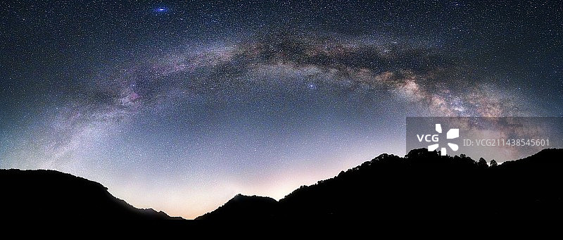 五月的银河拱桥图片素材