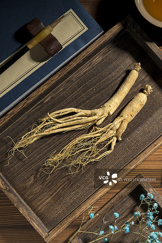 名贵滋补中药材人参摆放桌面上特写图片素材