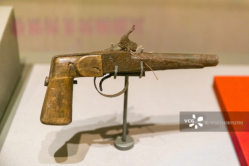 山东博物馆手枪，1938年，中共胶东特委书记理琪在领导天福山抗日武装起义前后使用的武器图片素材