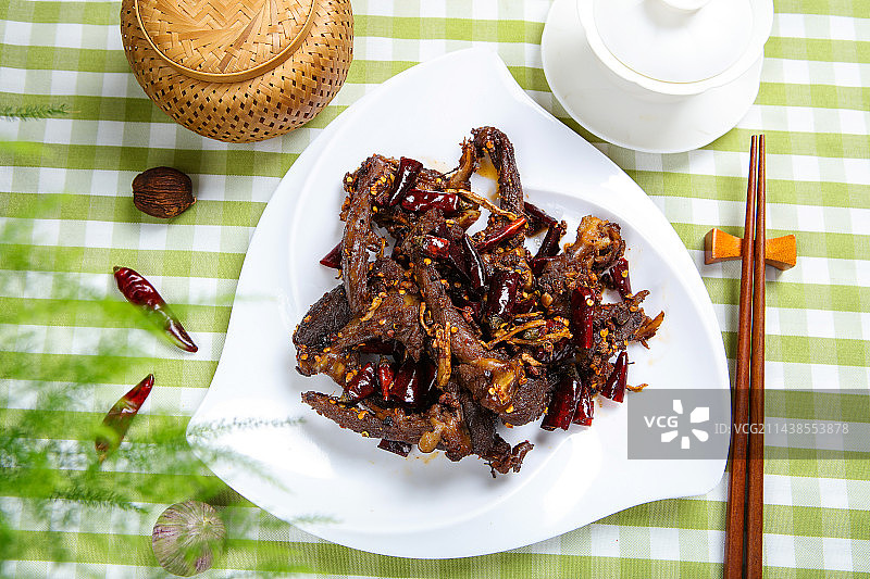 香辣美味特色小吃油炸鸭骨架图片素材