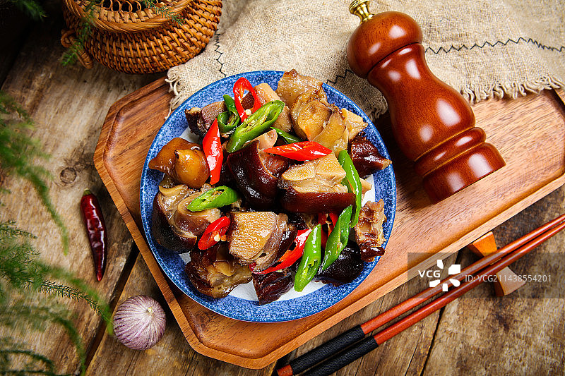 香辣美味下酒菜辣椒炒腊猪蹄图片素材