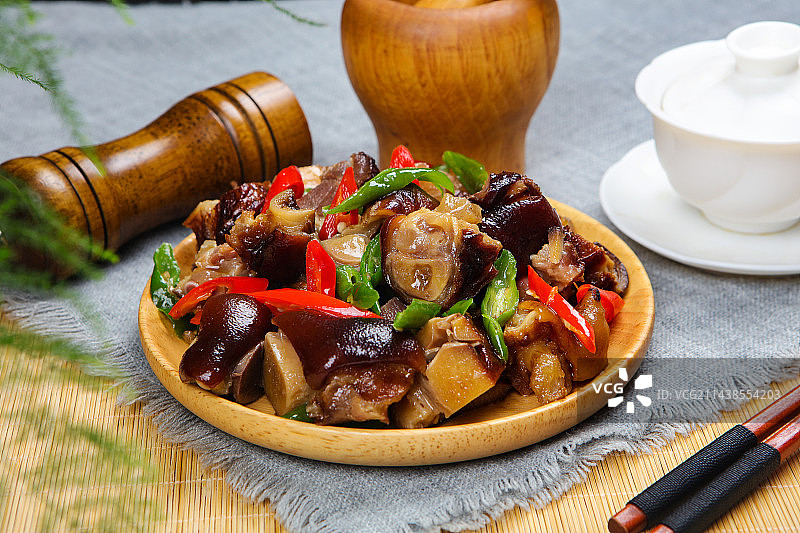 香辣美味下酒菜辣椒炒腊猪蹄图片素材