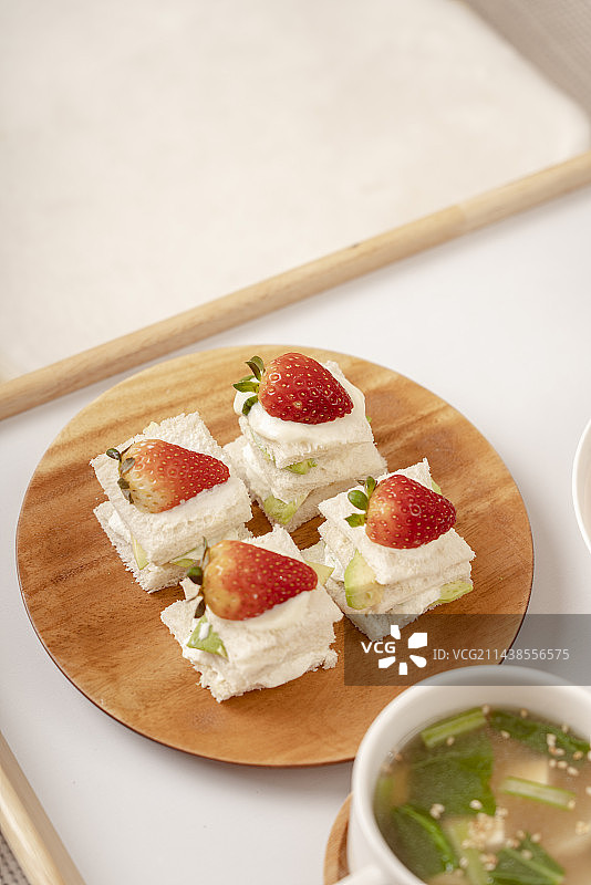 草莓冰激凌三明治静物图片素材