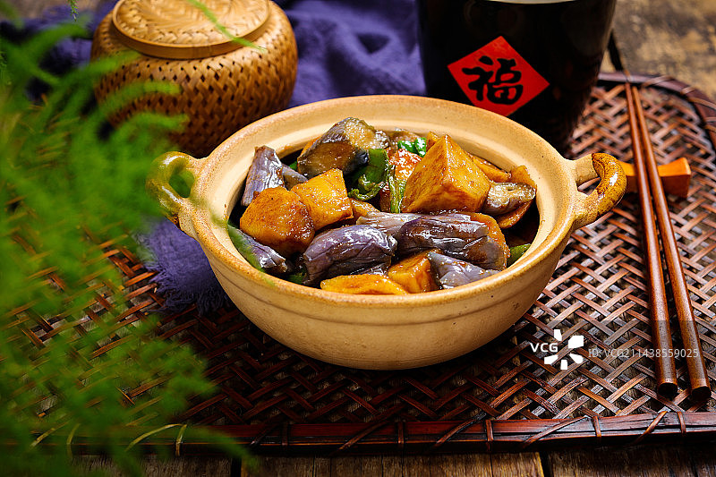 家常小炒菜肴茄子烧土豆图片素材