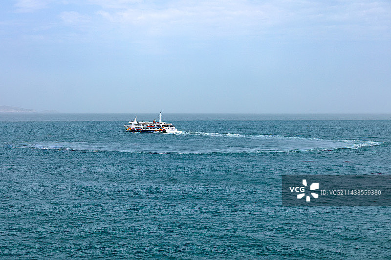 浙江舟山东极岛东福山岛东海上的客船航迹图片素材