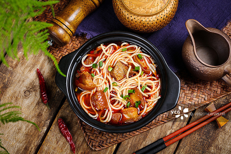 香辣美味特色小吃红烧肉米线图片素材