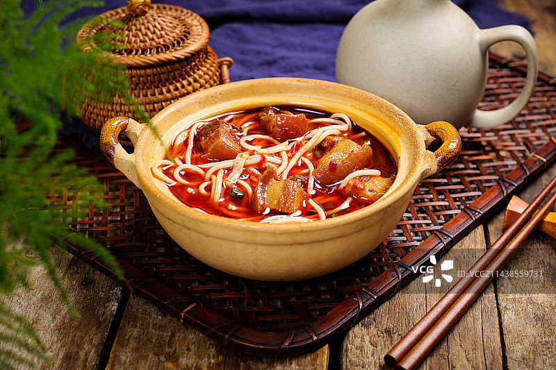 香辣美味特色小吃红烧肉米线图片素材