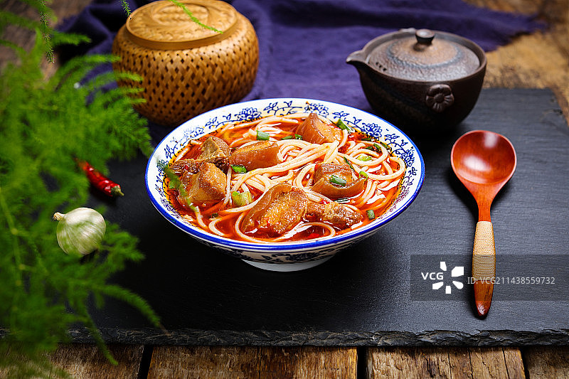 香辣美味特色小吃红烧肉米线图片素材