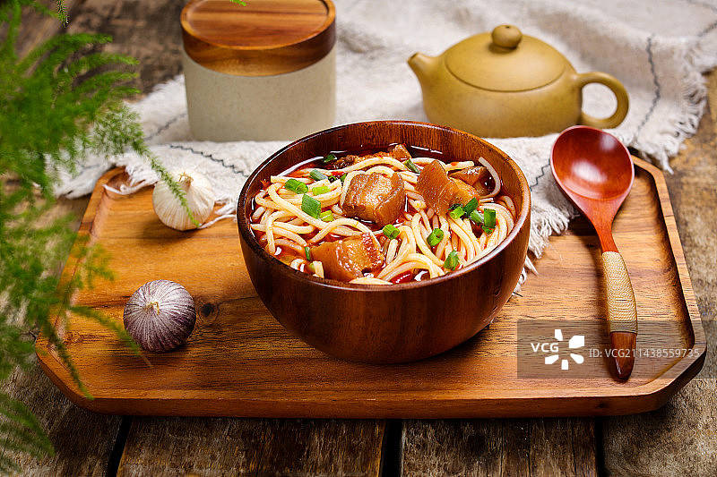 香辣美味特色小吃红烧肉米线图片素材