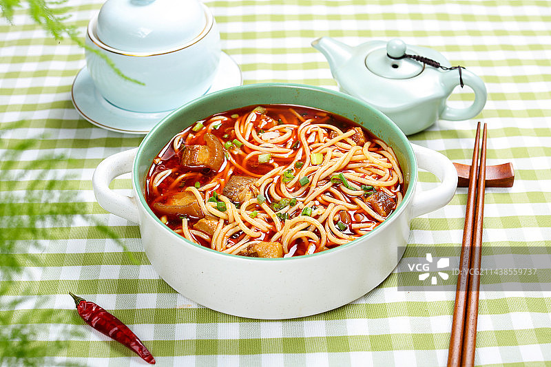 香辣美味特色小吃红烧肉米线图片素材