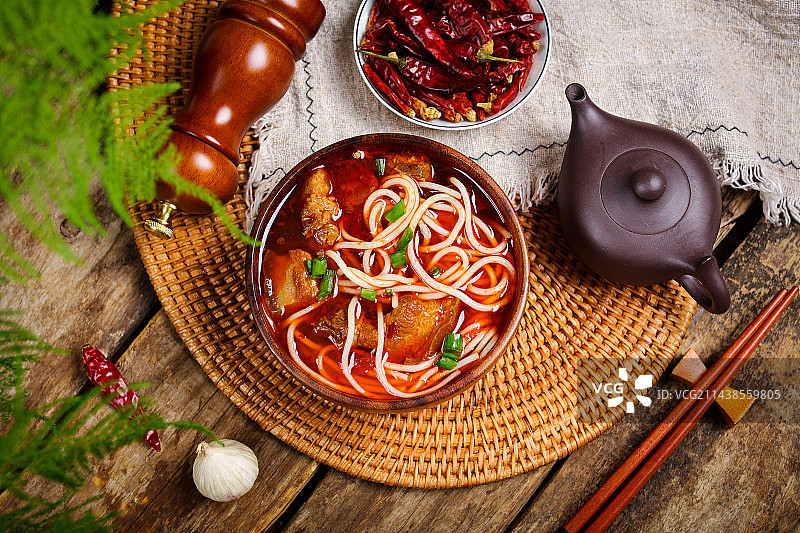 香辣美味特色小吃红烧肉煮米粉图片素材