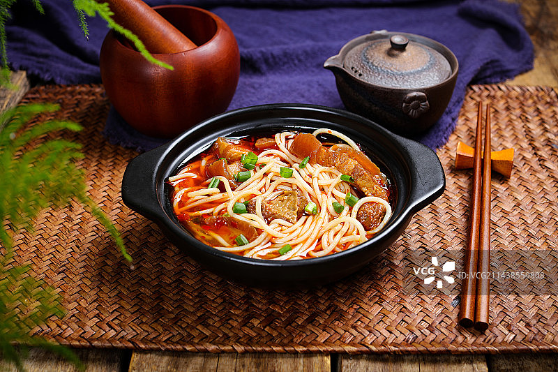 香辣美味特色小吃红烧肉煮米粉图片素材