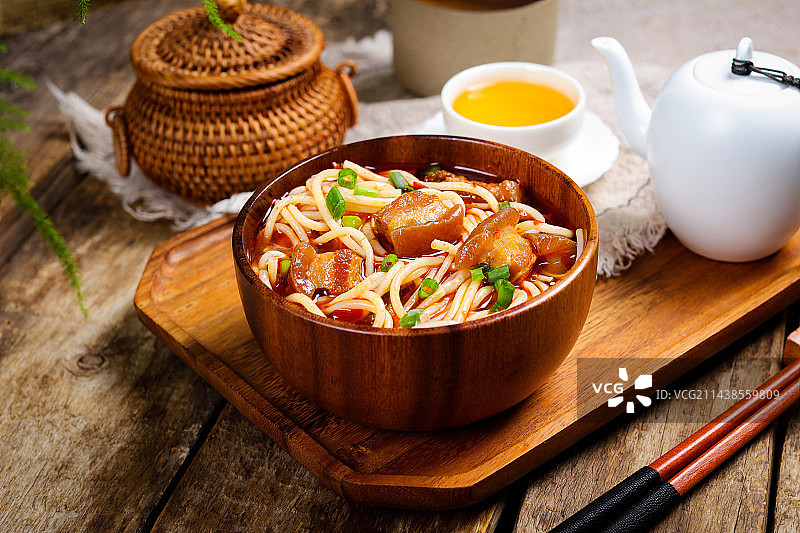 香辣美味特色小吃红烧肉煮米粉图片素材