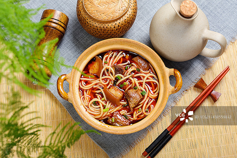 香辣美味特色小吃红烧肉煮米粉图片素材
