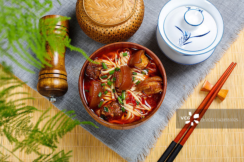 香辣美味小吃美食红烧肉煮面条图片素材