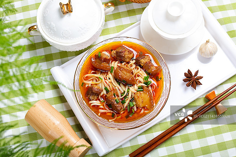 香辣美味小吃美食红烧肉煮面条图片素材