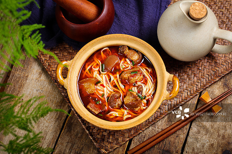 香辣美味小吃美食红烧肉煮面条图片素材