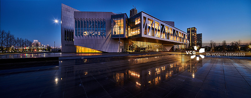 中国天津市滨海新区茱莉亚学院夜景图片素材