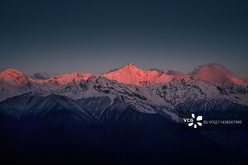 梅里雪山卡瓦博格峰日照金山图片素材