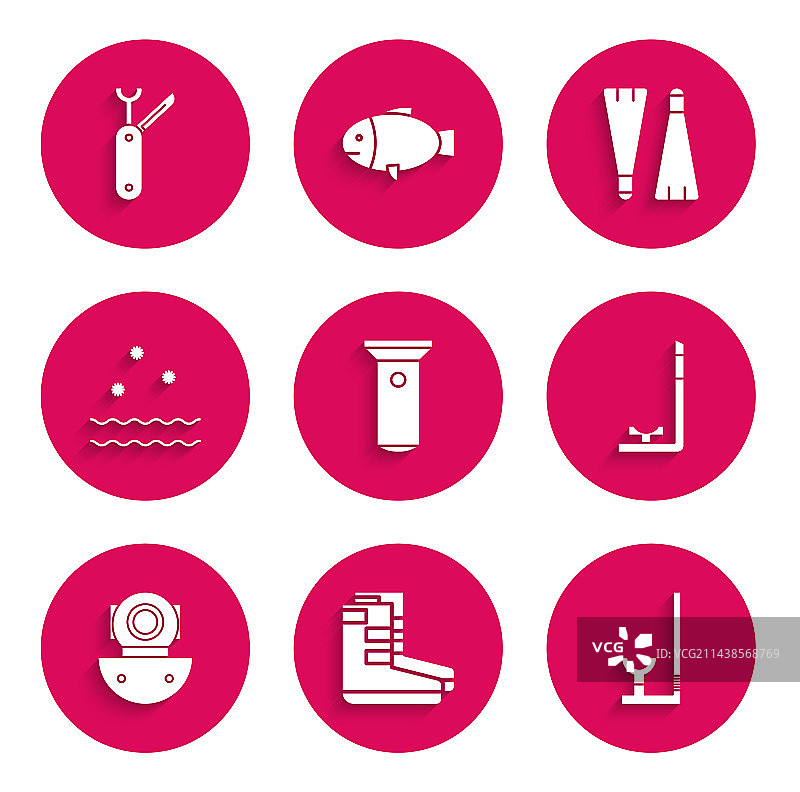 手电筒、靴子、呼吸管和潜水呼吸器套装图片素材