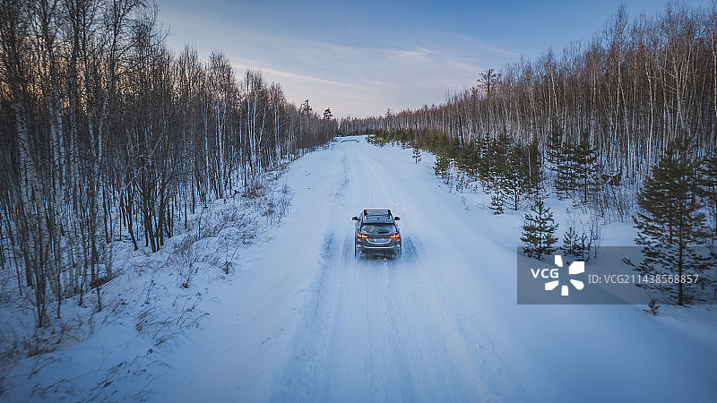 黑龙江大兴安岭雪原森林汽车越野自然风光图片素材