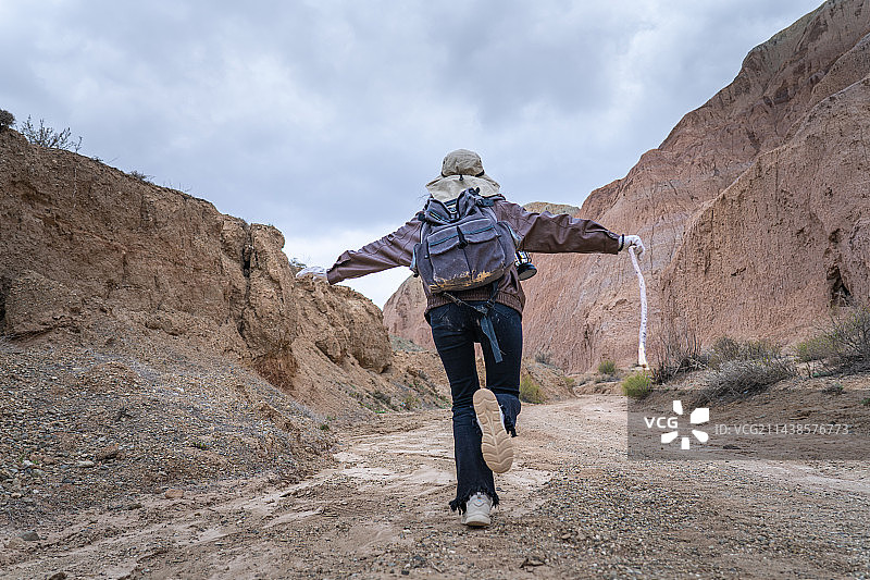 亚洲 户外女科学家 徒步者 旅行者 背包客图片素材