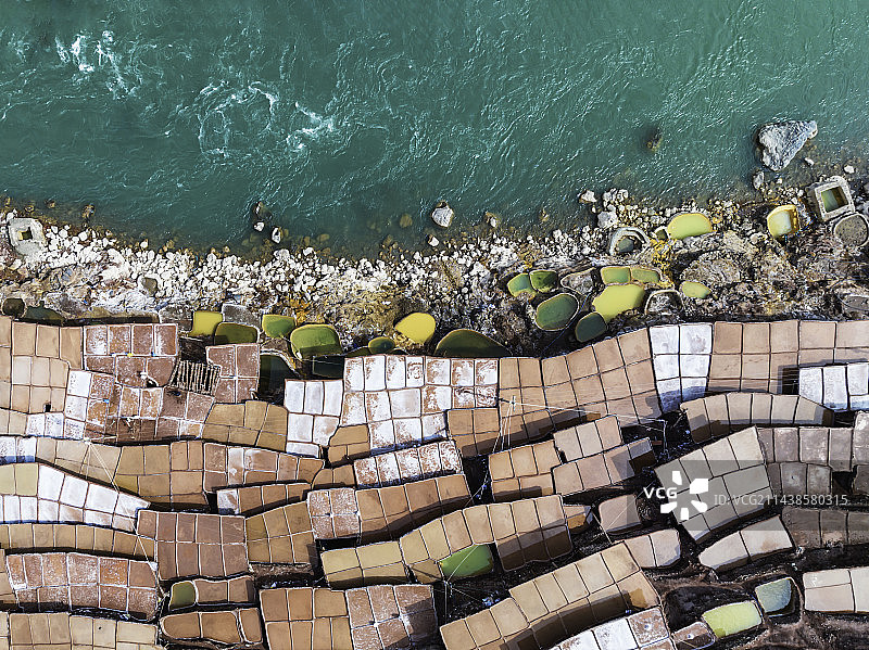 芒康千年古盐田图片素材