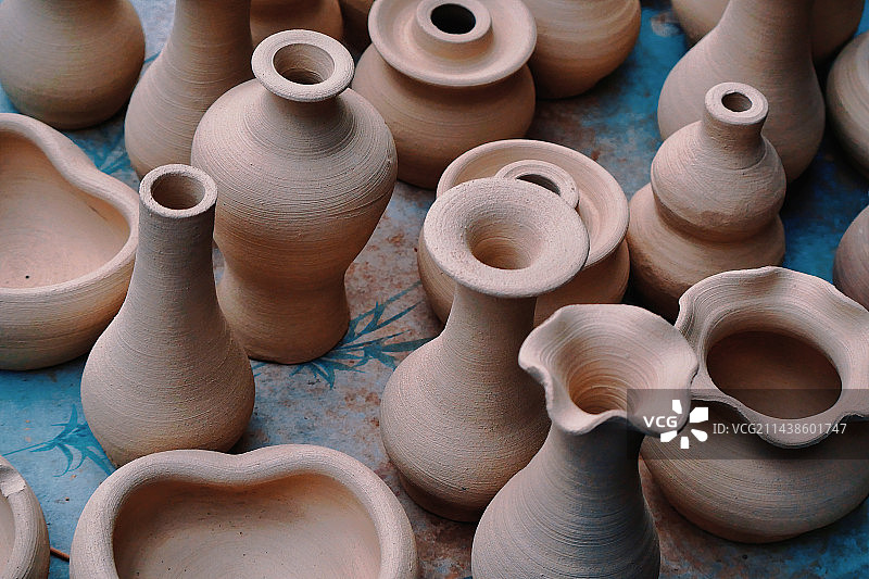 桌上陶器的高角度视图图片素材