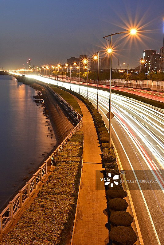 夜间道路灯光路径的高角度视图图片素材