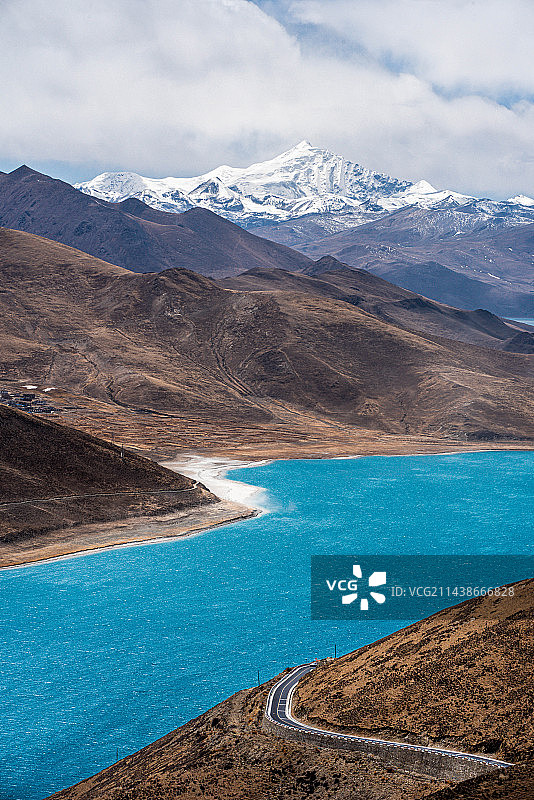 美丽圣洁的羊卓雍措和神女峰图片素材
