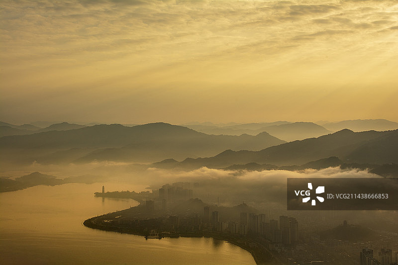 湖畔朝晖图片素材