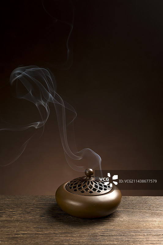 正在焚香的紫铜香炉中国风禅意特写图片素材