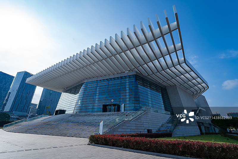 蓝天背景下的现代建筑青岛大剧院图片素材