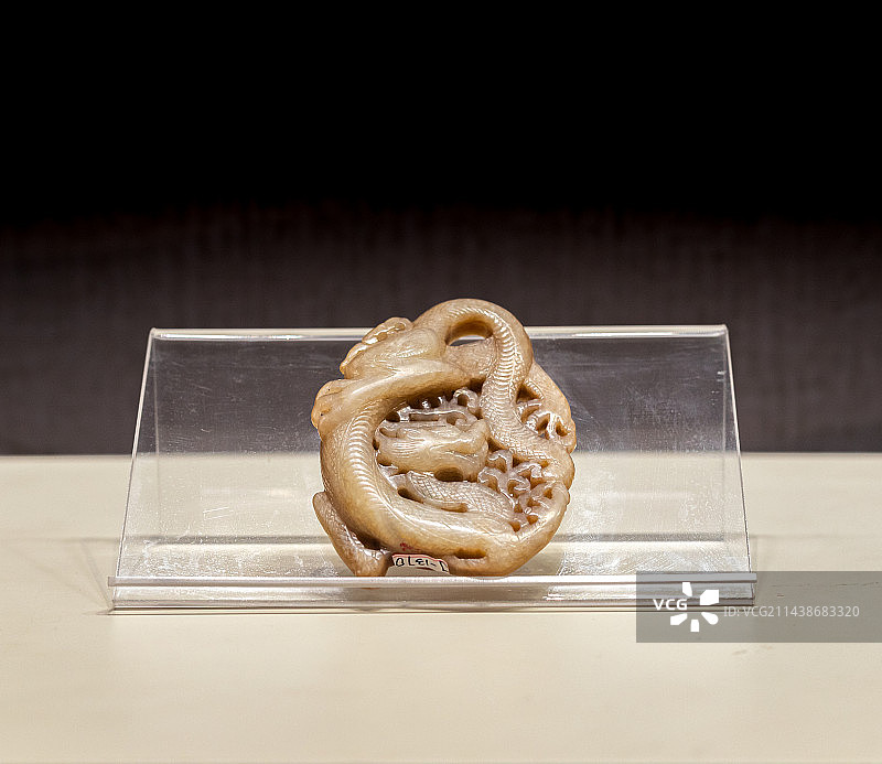 武汉博物馆藏唐代龙形玉佩图片素材