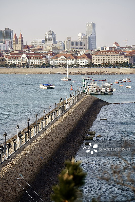 青岛海军博物馆防波堤，从小青岛公园延伸出去，海景与蓝天建筑图片素材