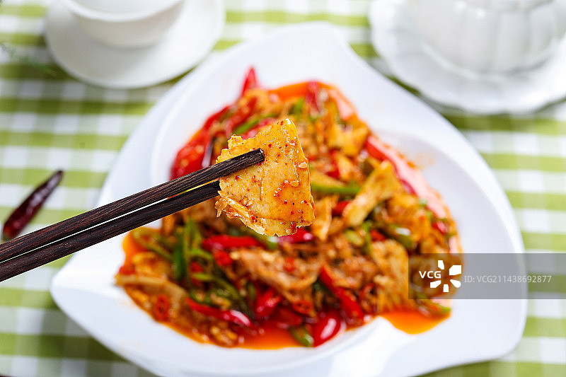 香辣美味下酒菜辣炒红油牛板筋图片素材