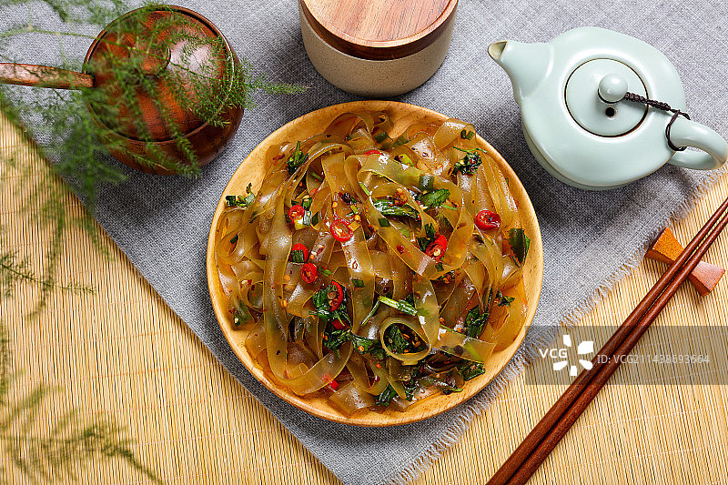 酸辣美味特色小吃凉拌粉条图片素材