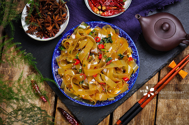 酸辣美味特色小吃凉拌粉条图片素材