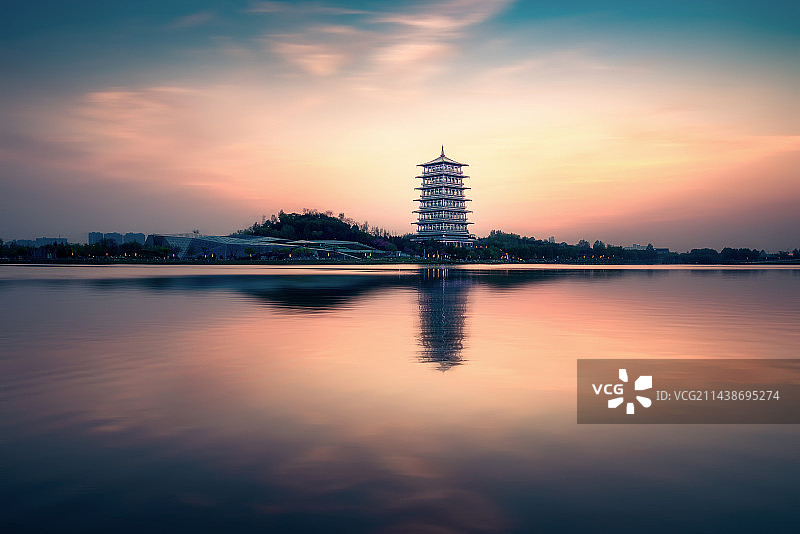 夕阳下的长安塔图片素材