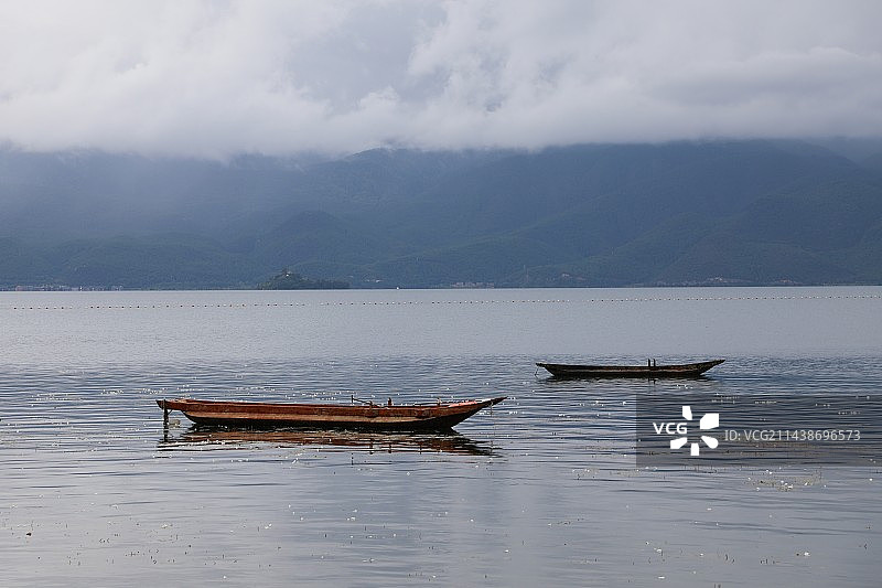 泸沽湖平静湖面两只小船图片素材