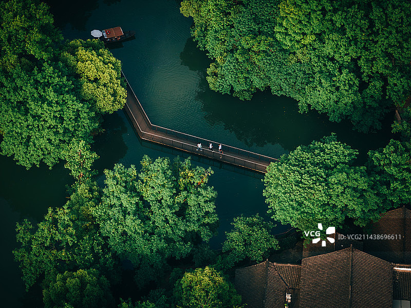 杭州西溪湿地公园走在水上浮桥上的游客图片素材