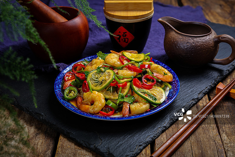 酸辣美味特色菜凉拌柠檬虾仁图片素材
